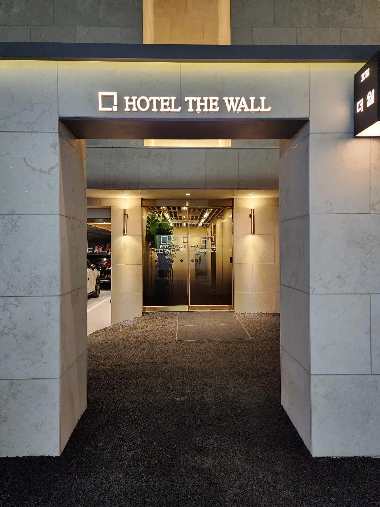 The Wall Hotel EXTERIOR