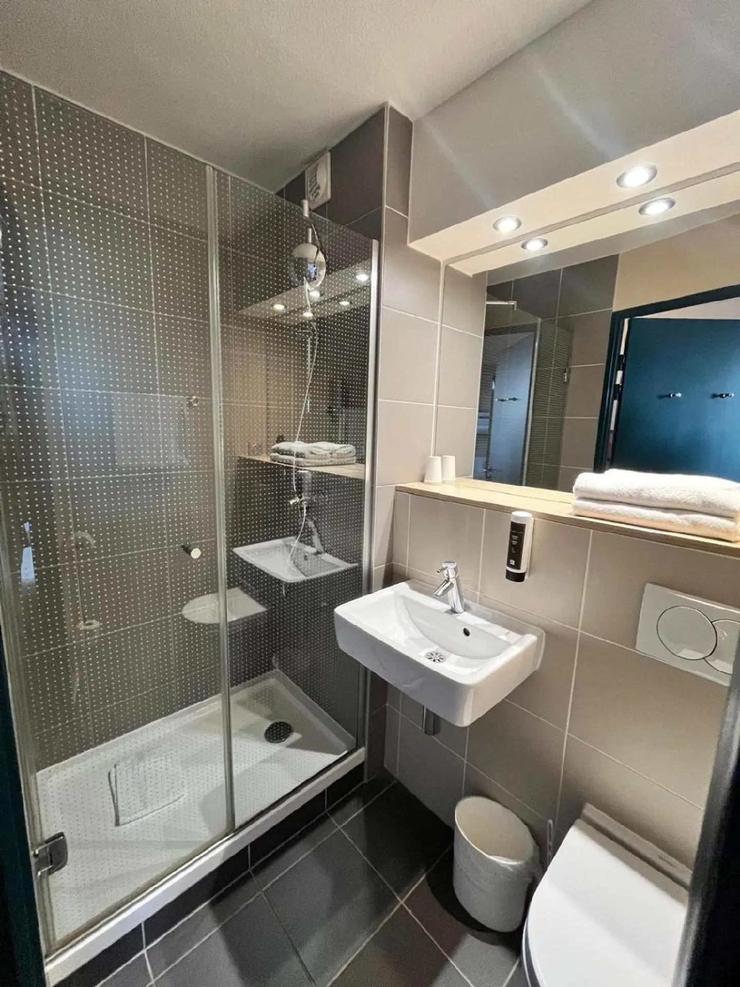 B&B HOTEL Saint-Witz Roissy Badezimmer