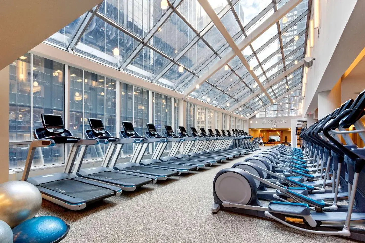 The Hilton Club - New York Hallenbad