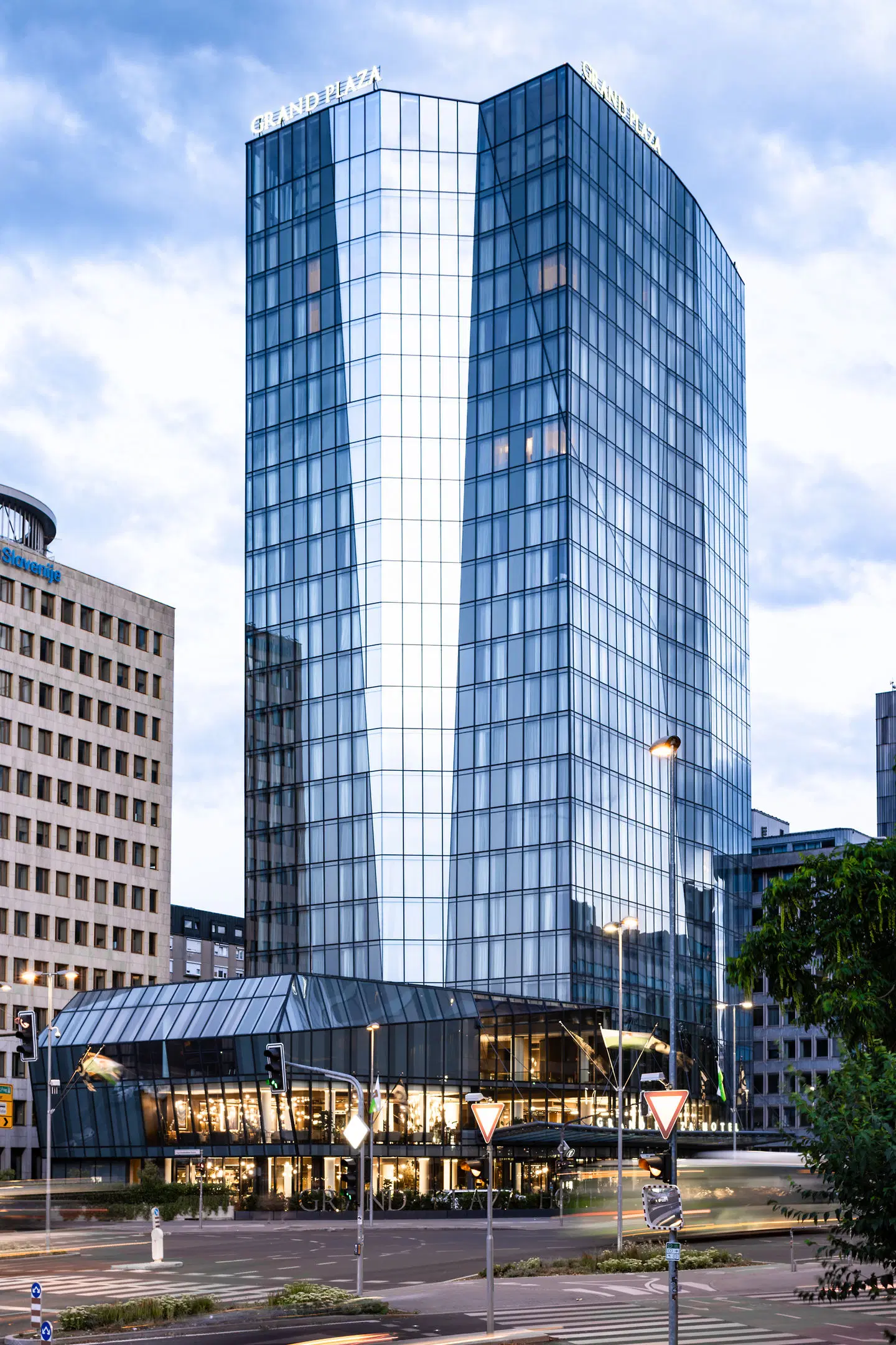 Grand Plaza Hotel and Congress Centre EXTERIOR