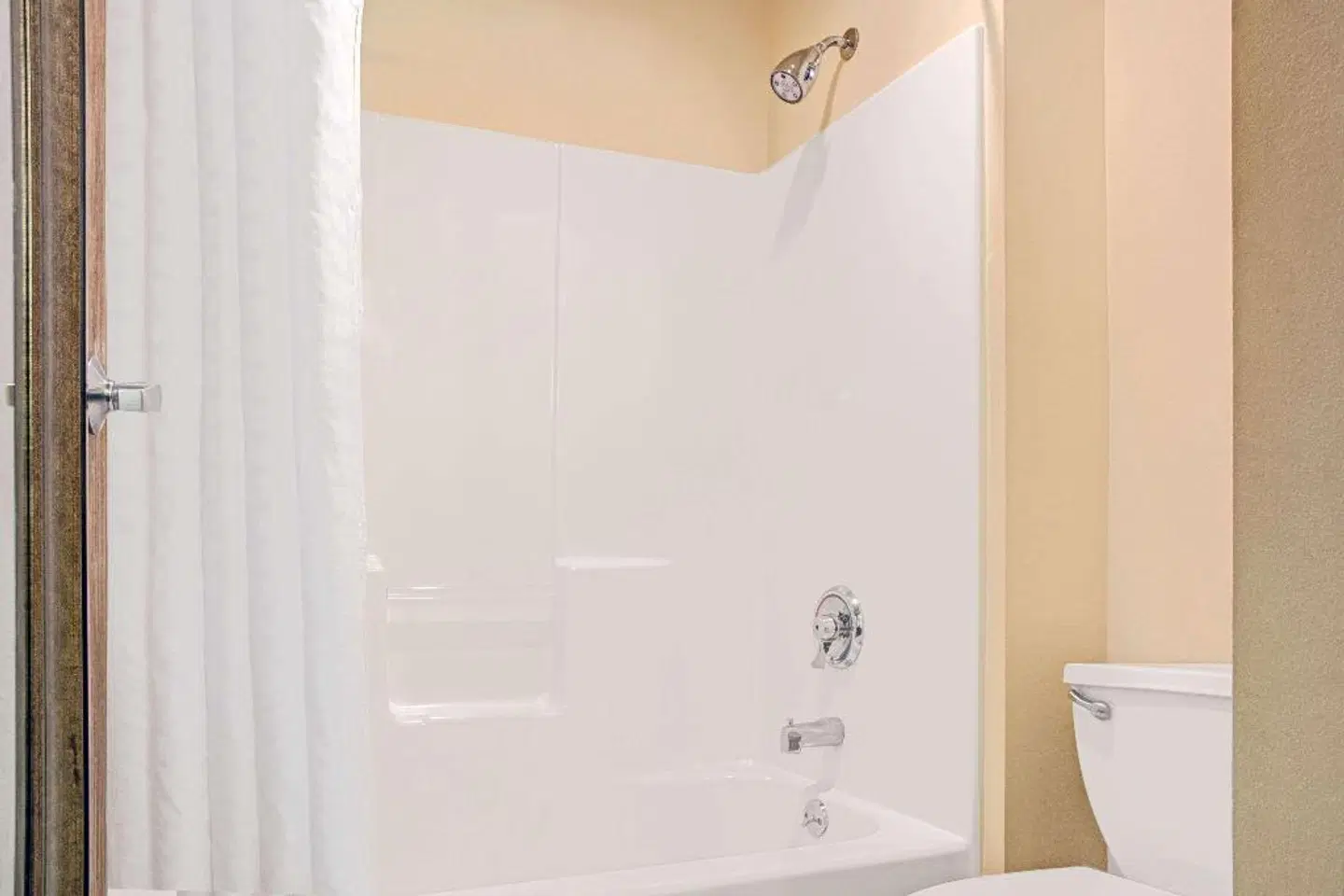 Baymont by Wyndham Conroe Badezimmer
