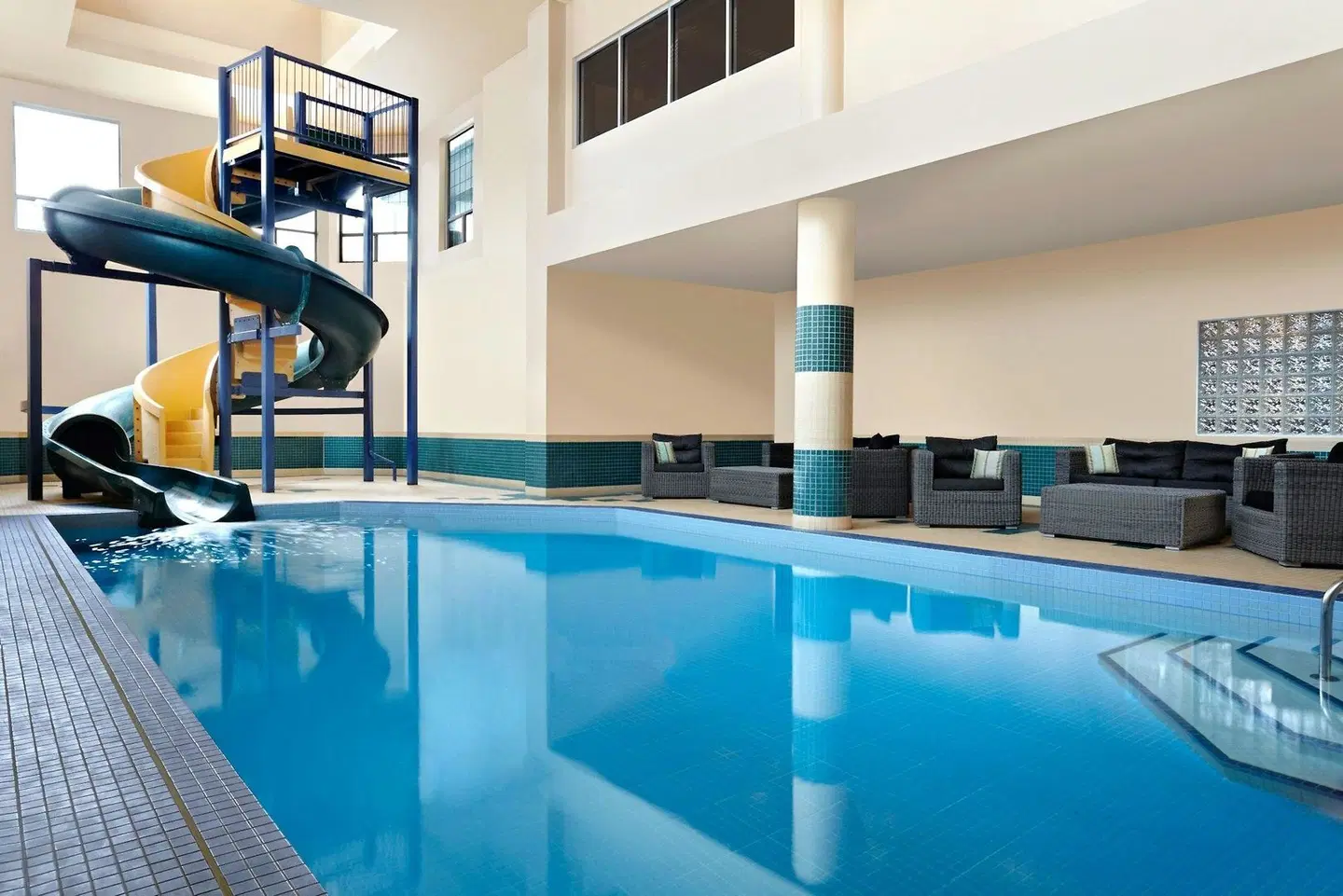 Four Points by Sheraton Hotel & Suites Calgary West Hallenbad