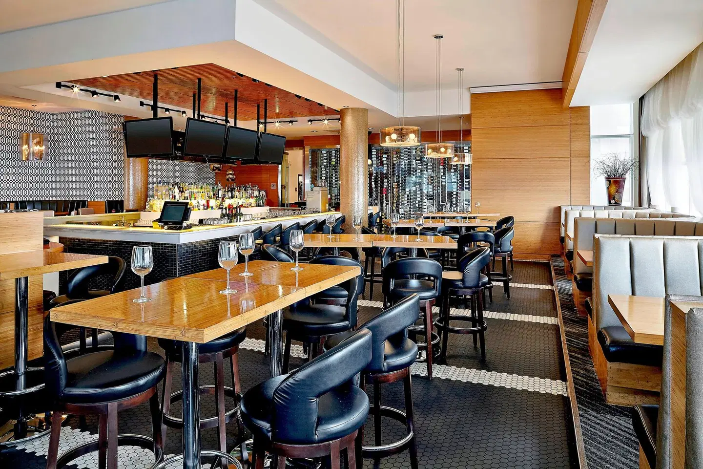 Four Points by Sheraton Calgary Airport Bar