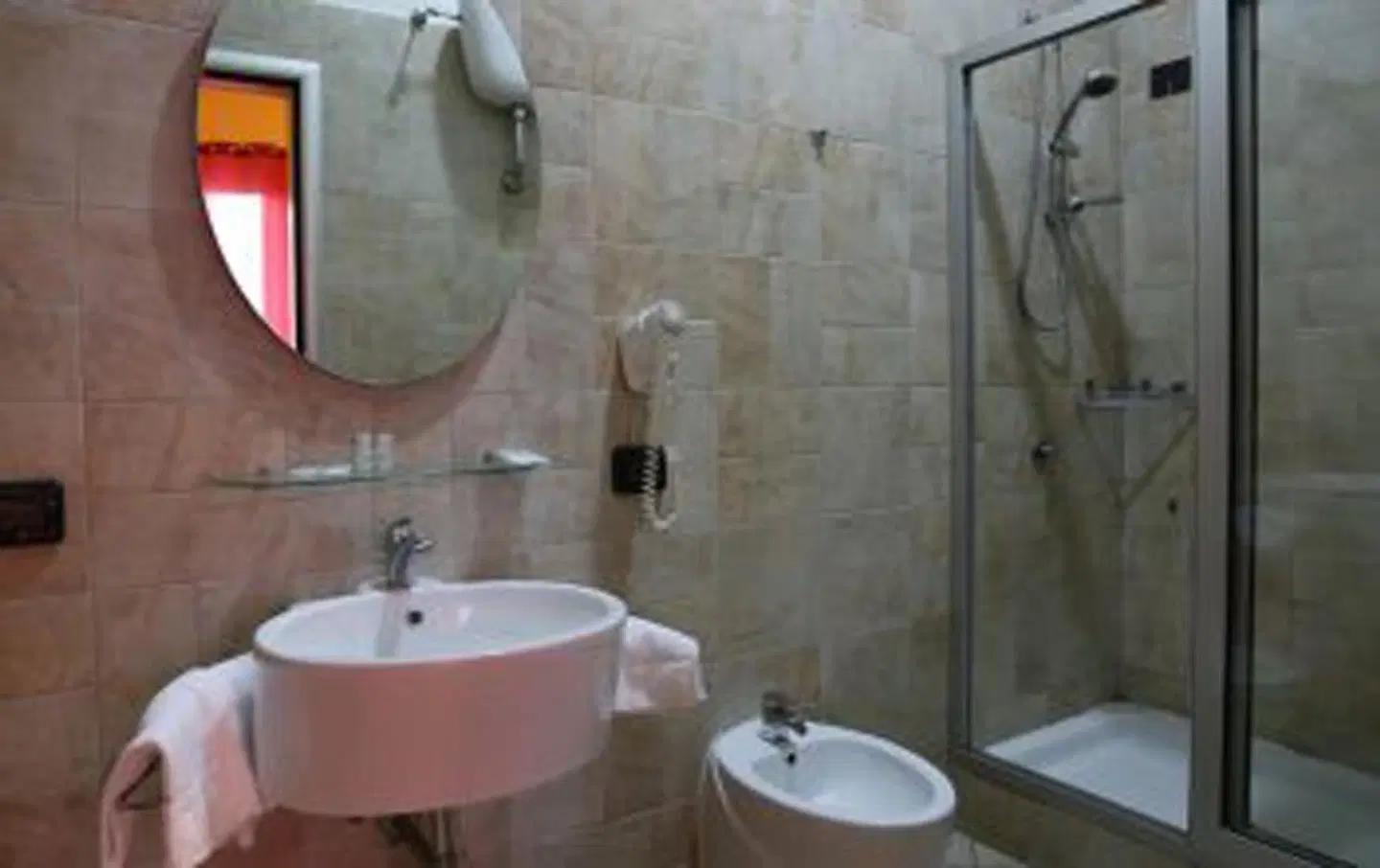 Hotel Diamond BATHROOM
