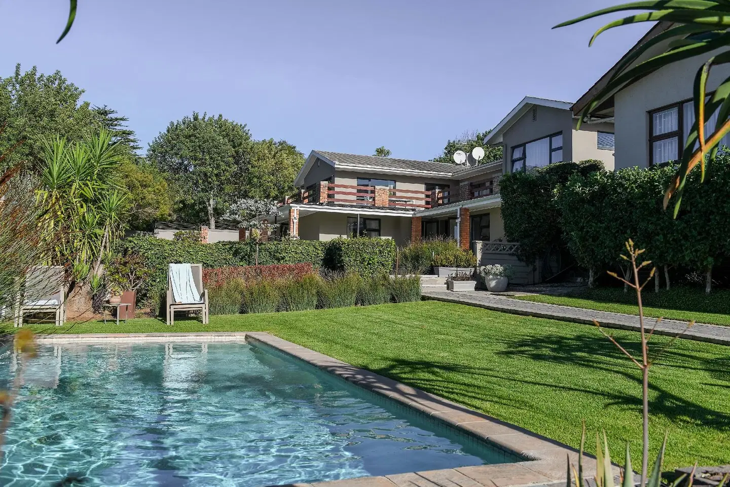 Four Palms Accommodation & Conferencing OUTDOOR_POOL