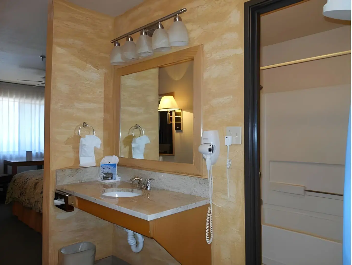 The Alpine Inn & Suites Badezimmer