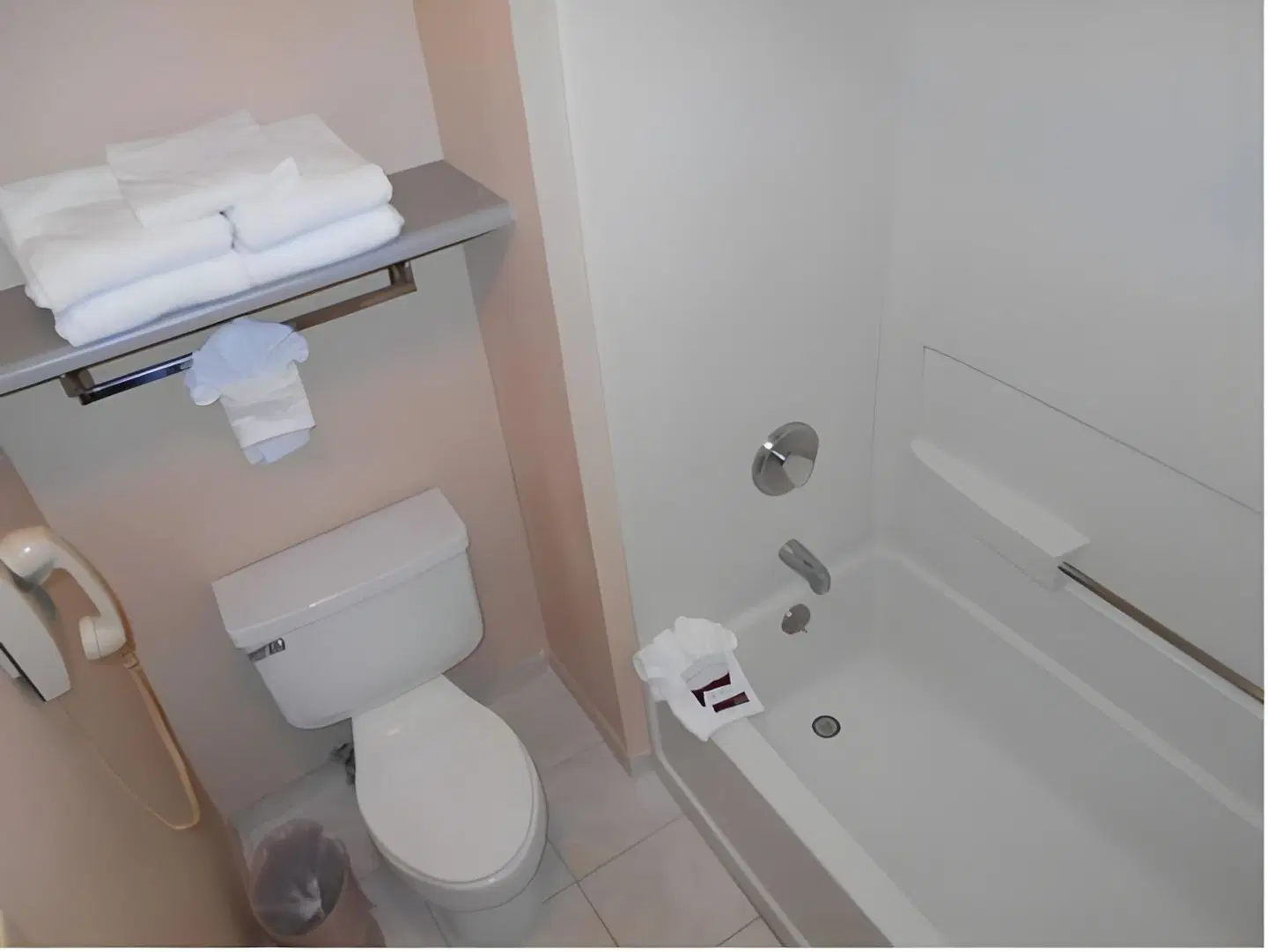 The Alpine Inn & Suites Badezimmer