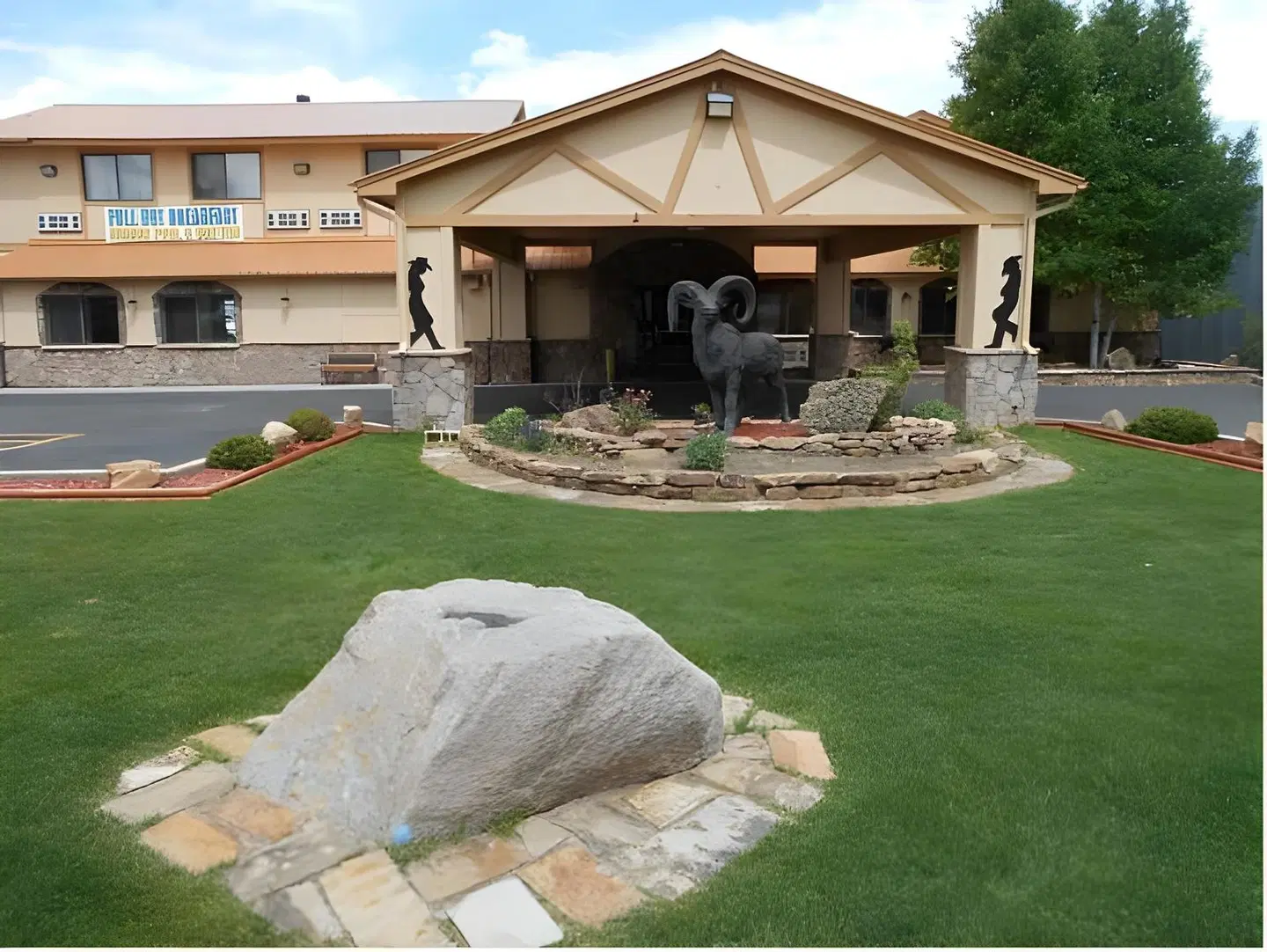 The Alpine Inn & Suites EXTERIOR