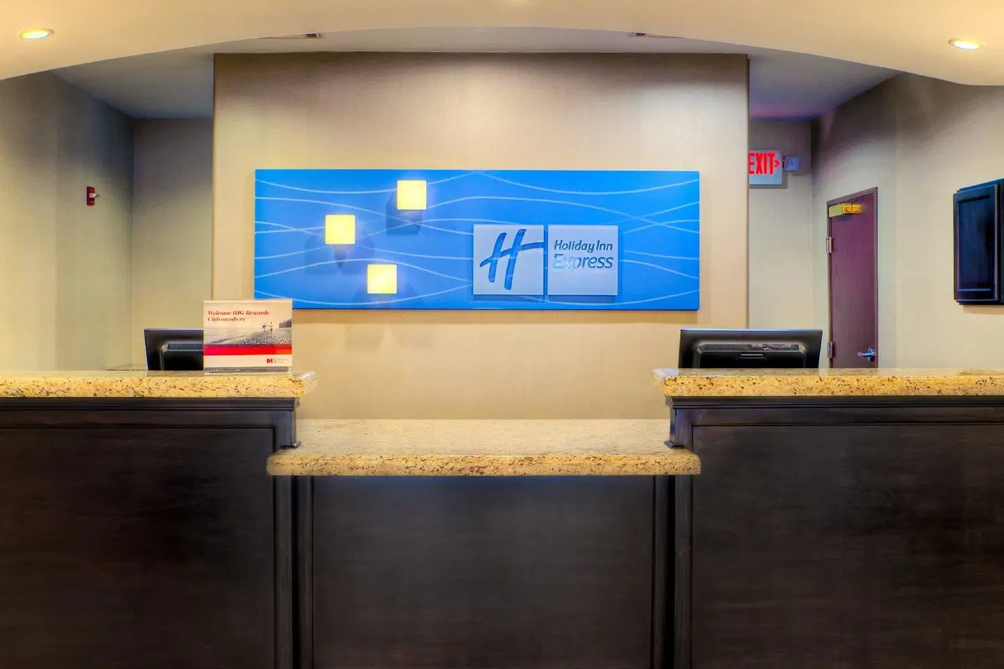 Holiday Inn Express & Suites Granbury by IHG Bar