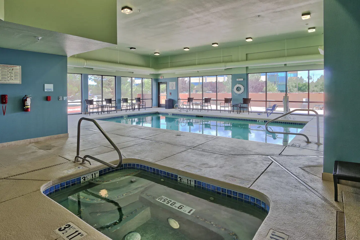 Holiday Inn Express & Suites Albuquerque Historic Old Town by IHG Hallenbad