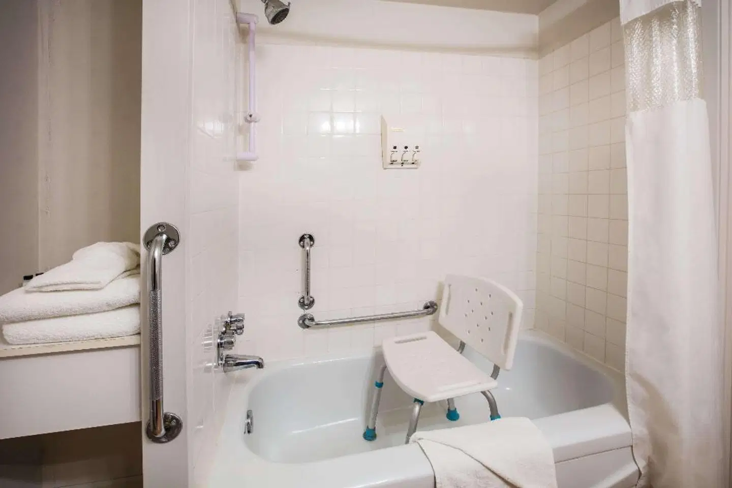Howard Johnson by Wyndham Victoria BATHROOM