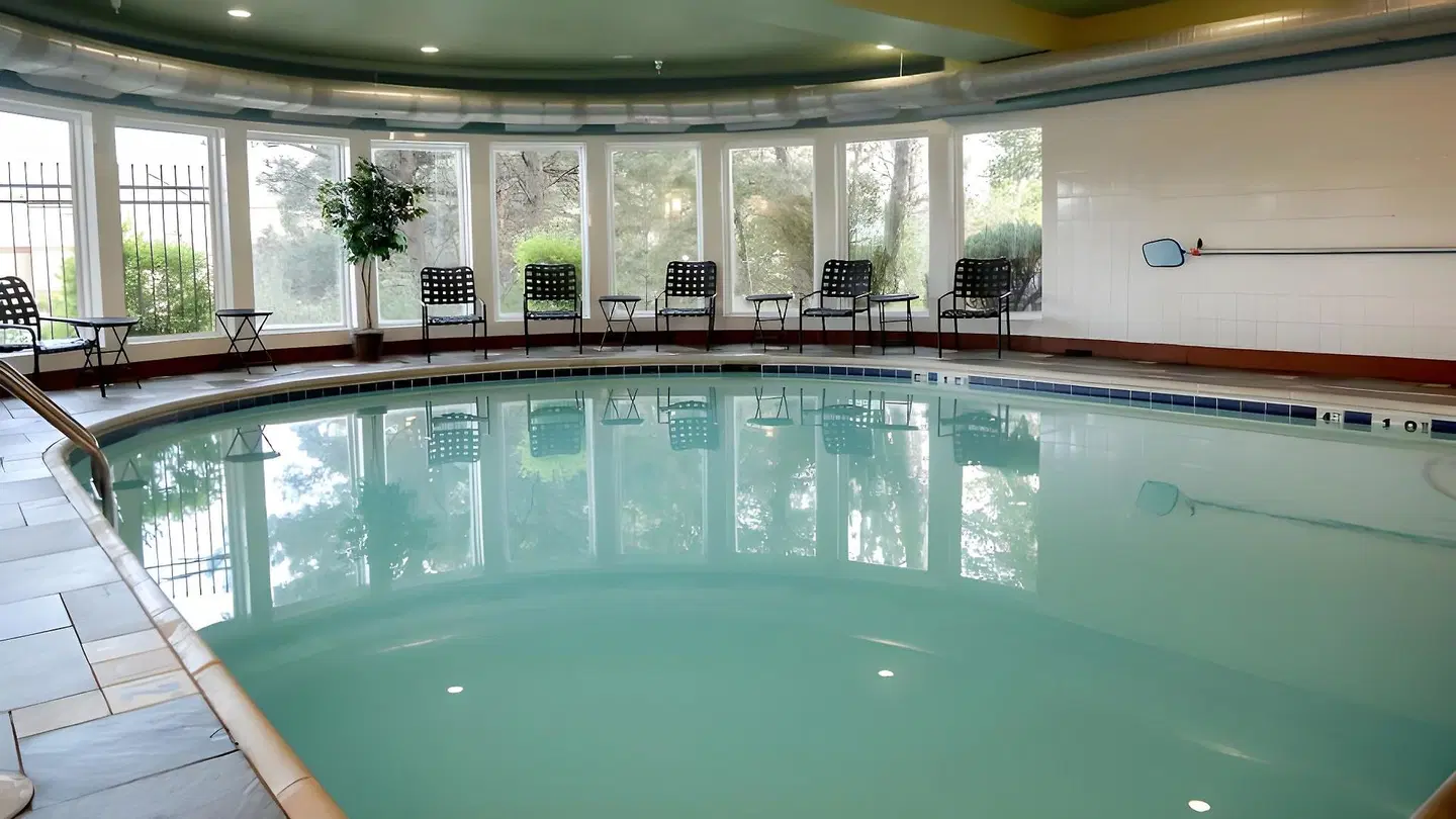 Holiday Inn Express & Suites Colorado Springs North by IHG Hallenbad