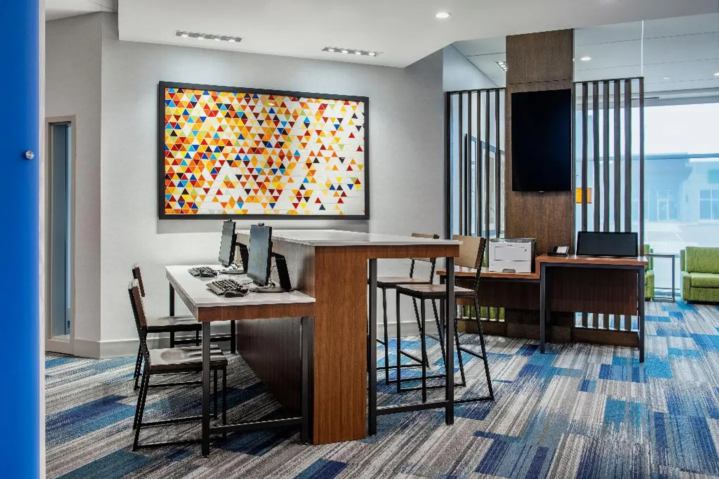 Holiday Inn Express & Suites Kelowna - East by IHG Bar