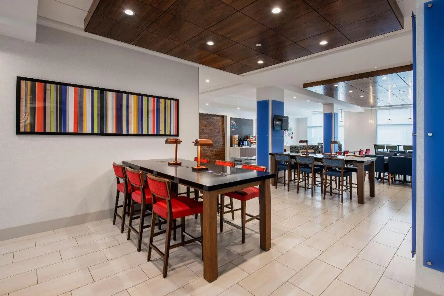 Holiday Inn Express & Suites Kelowna - East by IHG Bar