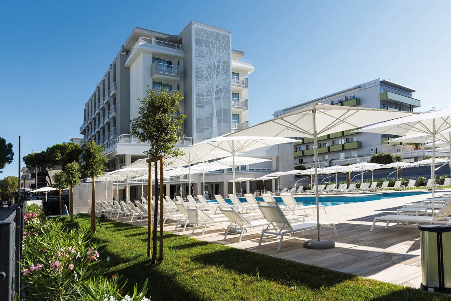 Life Hotel EXTERIOR