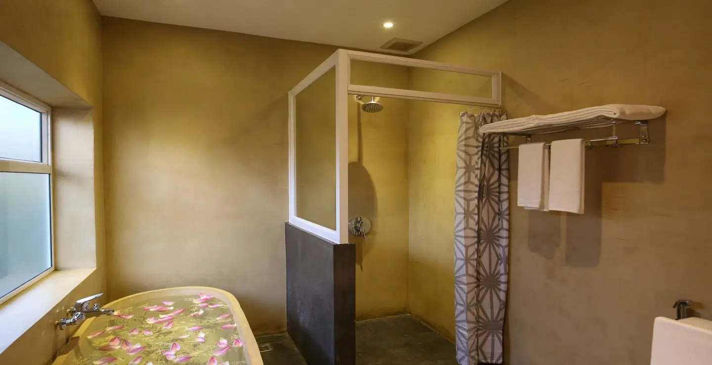 Chheng Residence BATHROOM