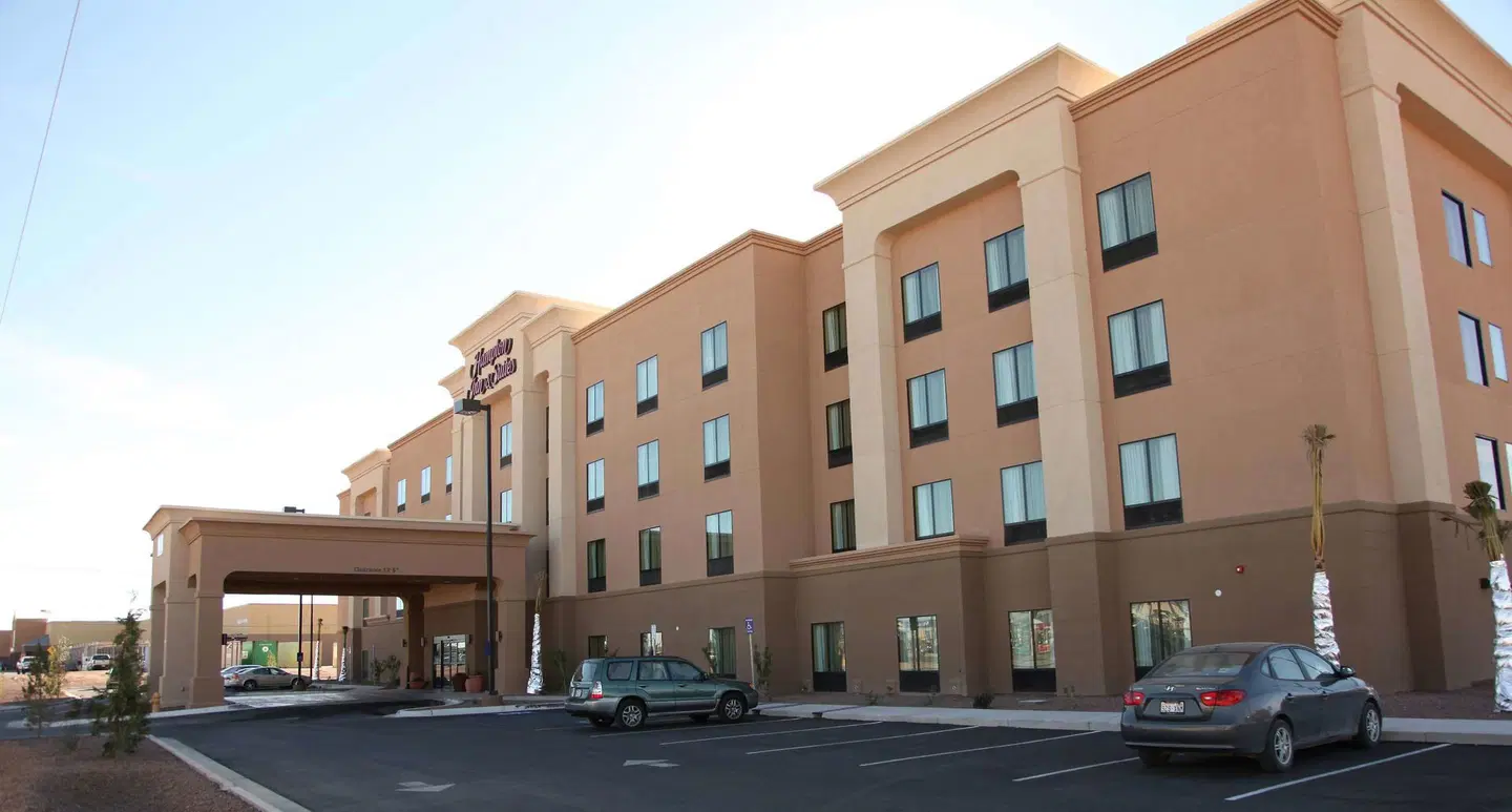 Hampton Inn & Suites Carlsbad EXTERIOR