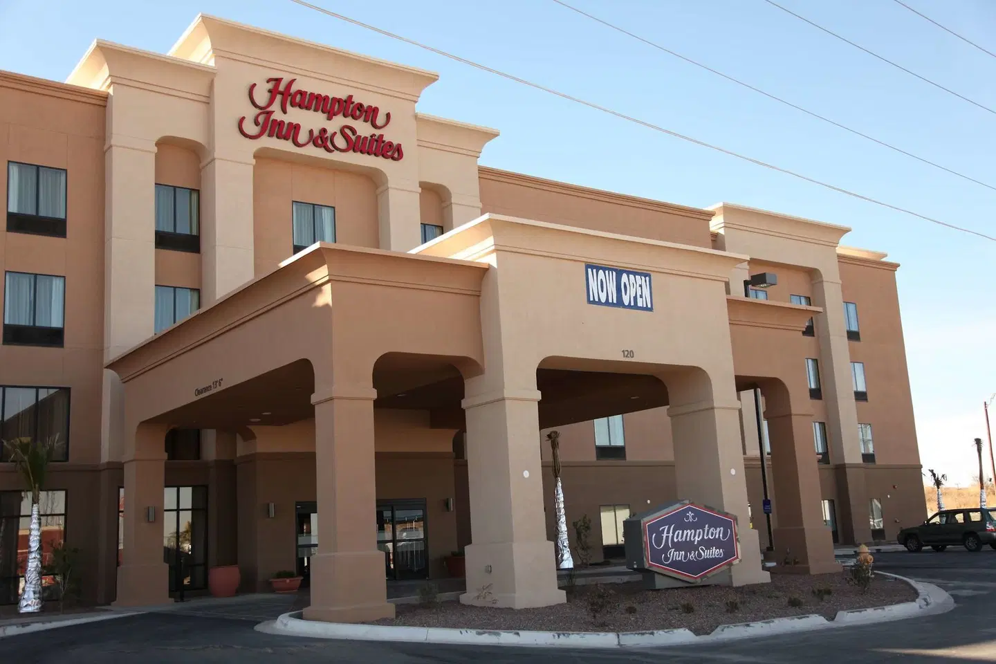 Hampton Inn & Suites Carlsbad EXTERIOR