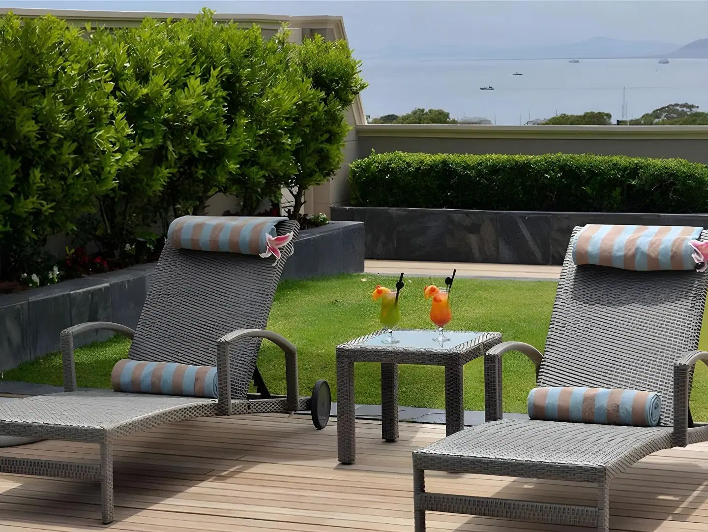 Cape Royale Luxury Suites Terrasse