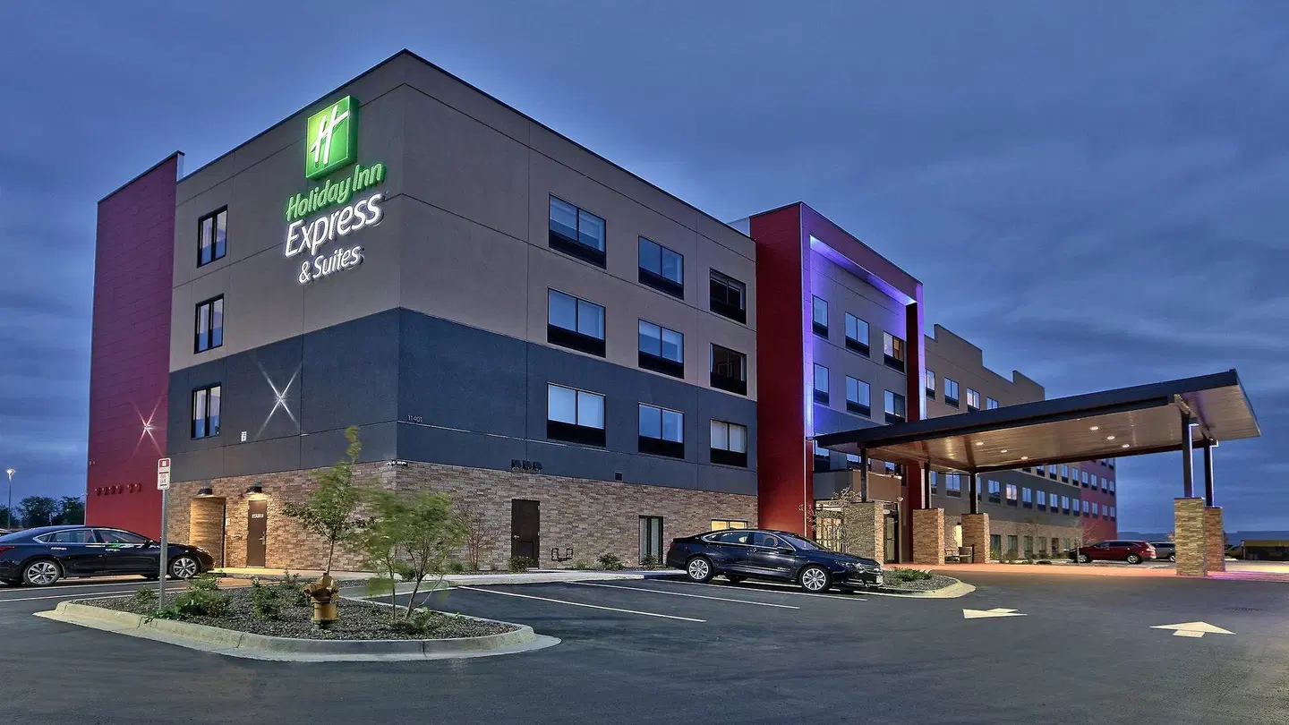 Holiday Inn Express & Suites Broomfield EXTERIOR