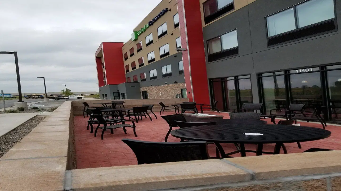 Holiday Inn Express & Suites Broomfield EXTERIOR