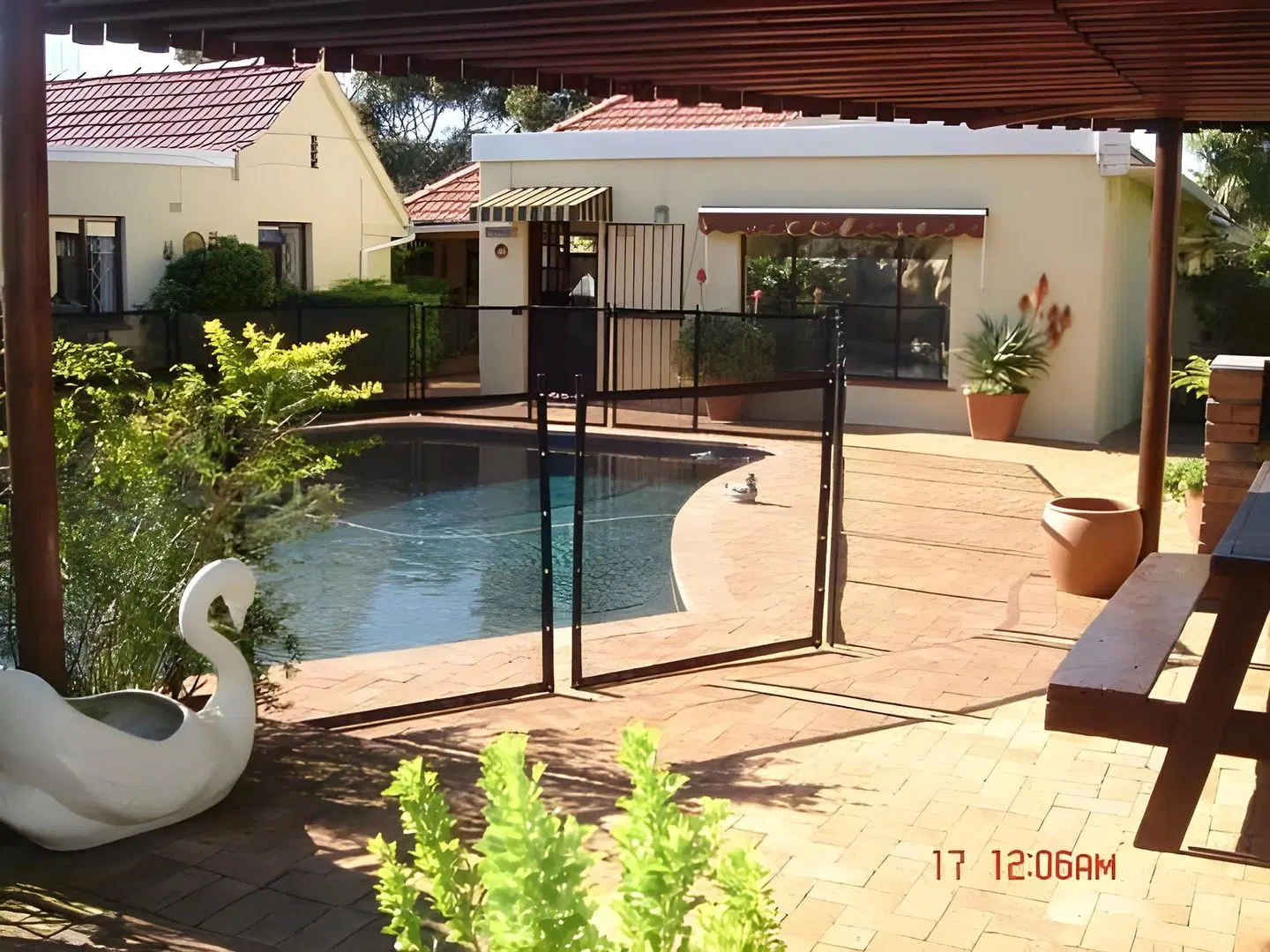 Ascot Gardens Self Catering OUTDOOR_POOL