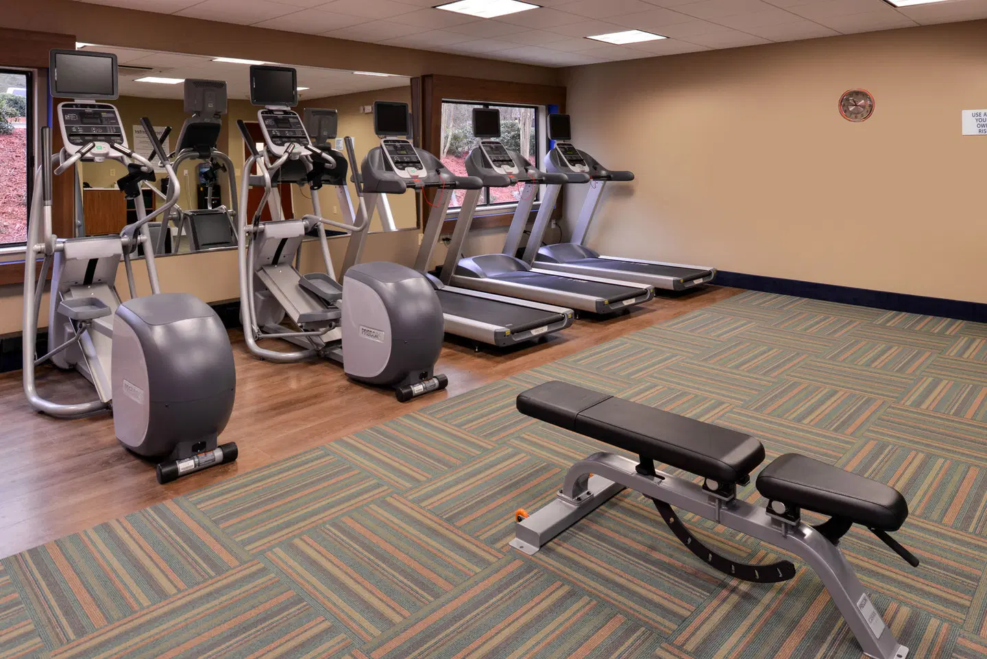 Holiday Inn Express & Suites Raleigh NE - Medical Ctr Area by IHG SPORTS_AND_LEISURE