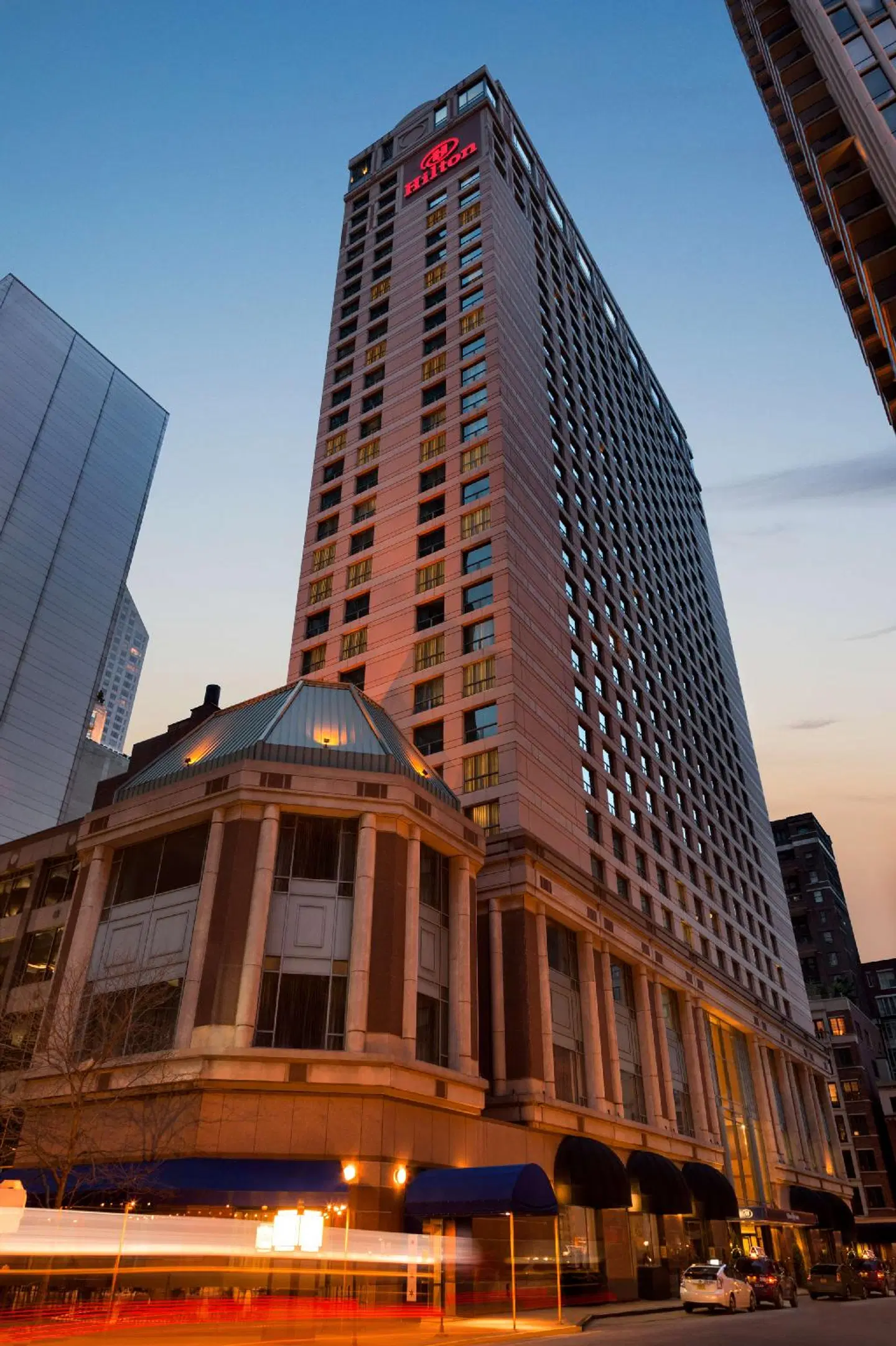 Hilton Chicago/Magnificent Mile Suites EXTERIOR