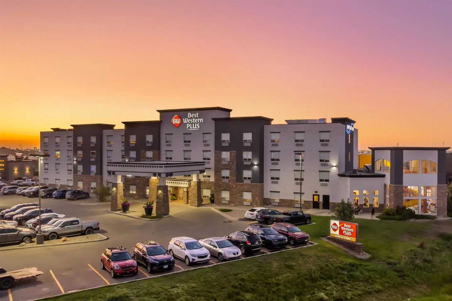 Best Western Plus Service Inn & Suites EXTERIOR