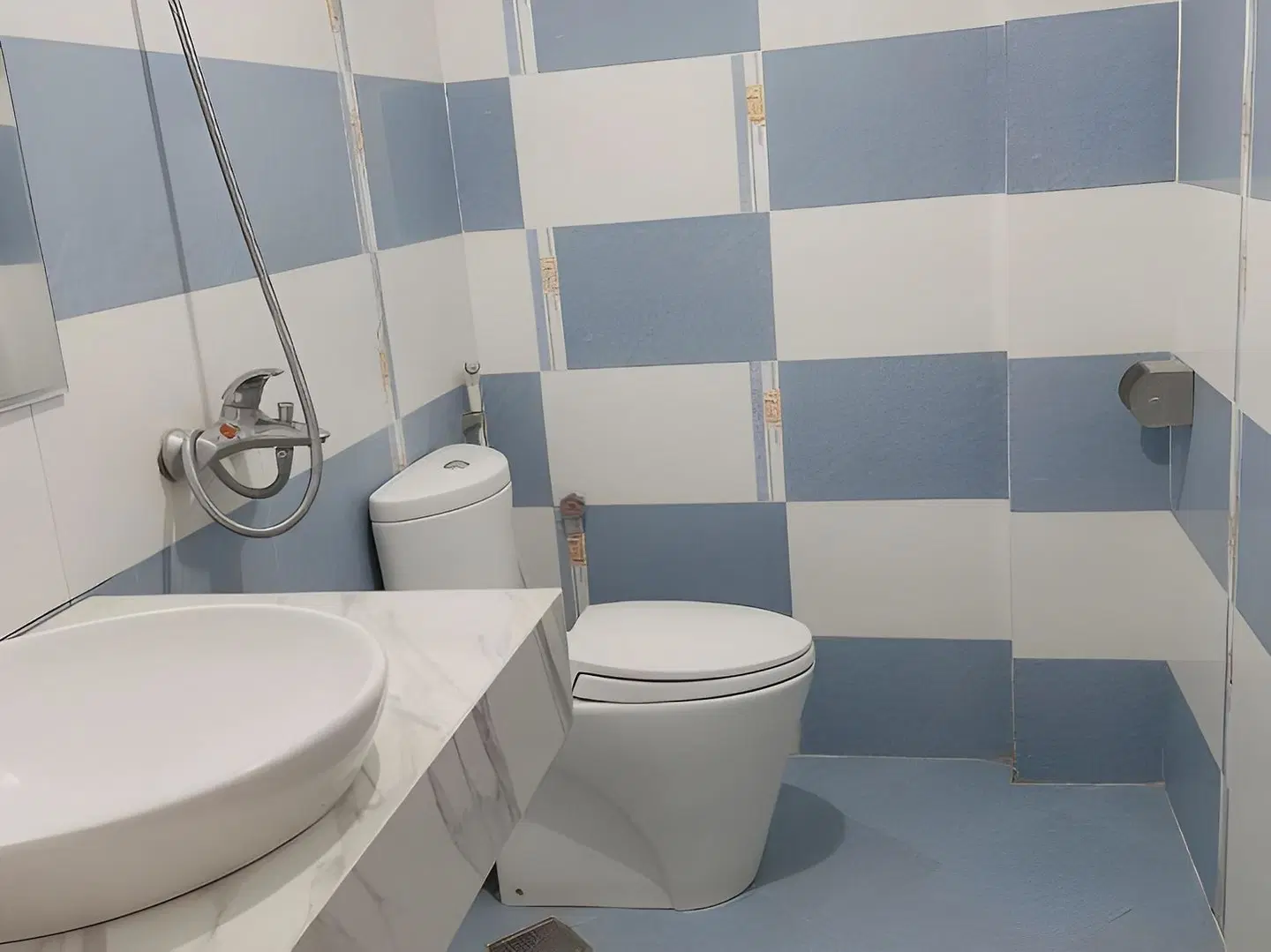 OYO 230 Titanic Hotel BATHROOM