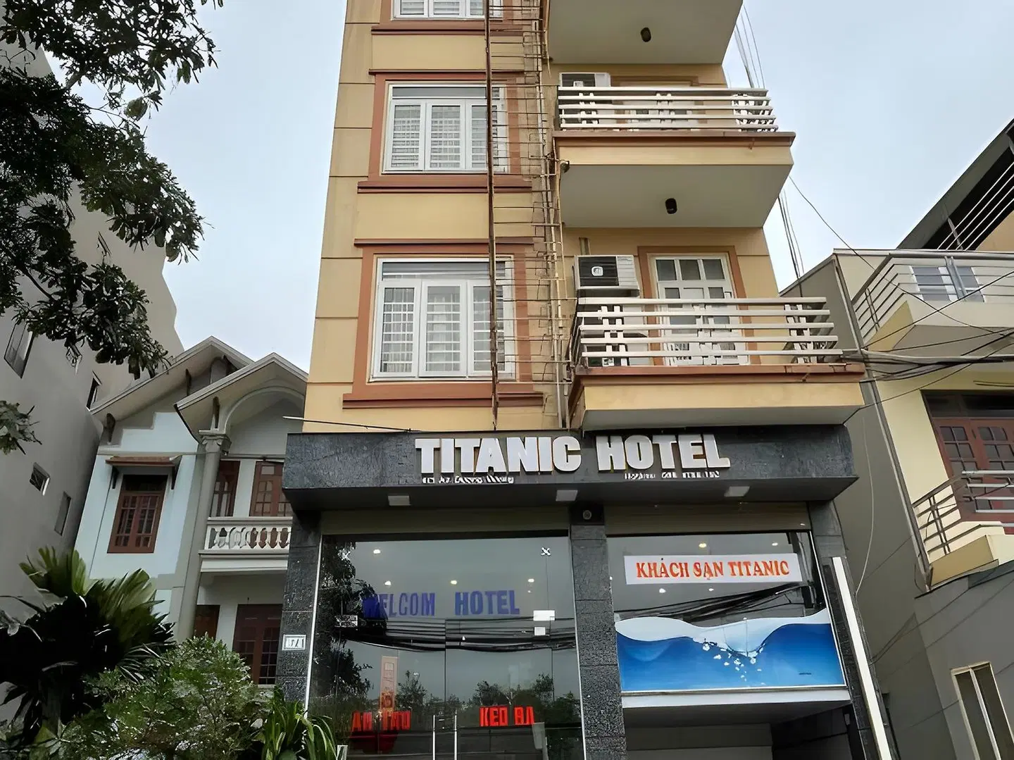 OYO 230 Titanic Hotel EXTERIOR