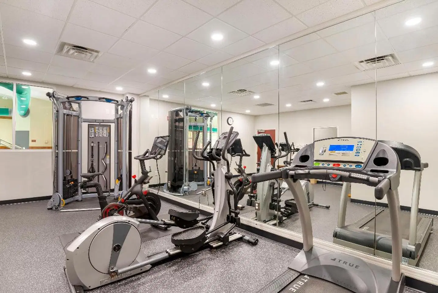 Best Western Plus Crossroads Inn & Suites SPORTS_AND_LEISURE