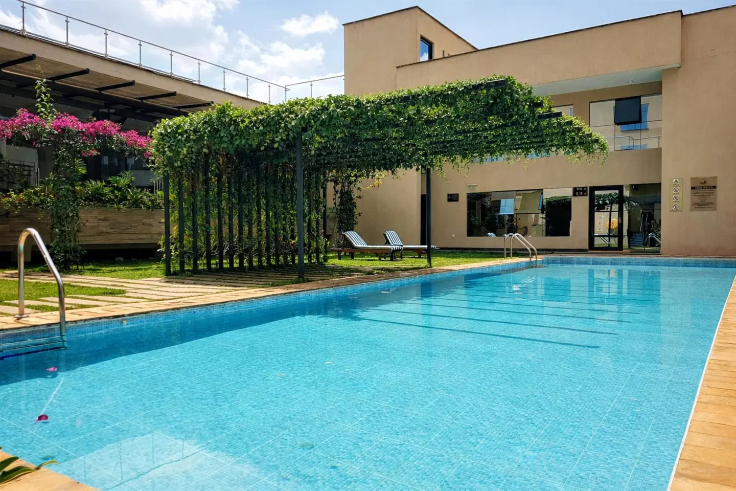 DoubleTree by Hilton Nairobi Hurlingham OUTDOOR_POOL