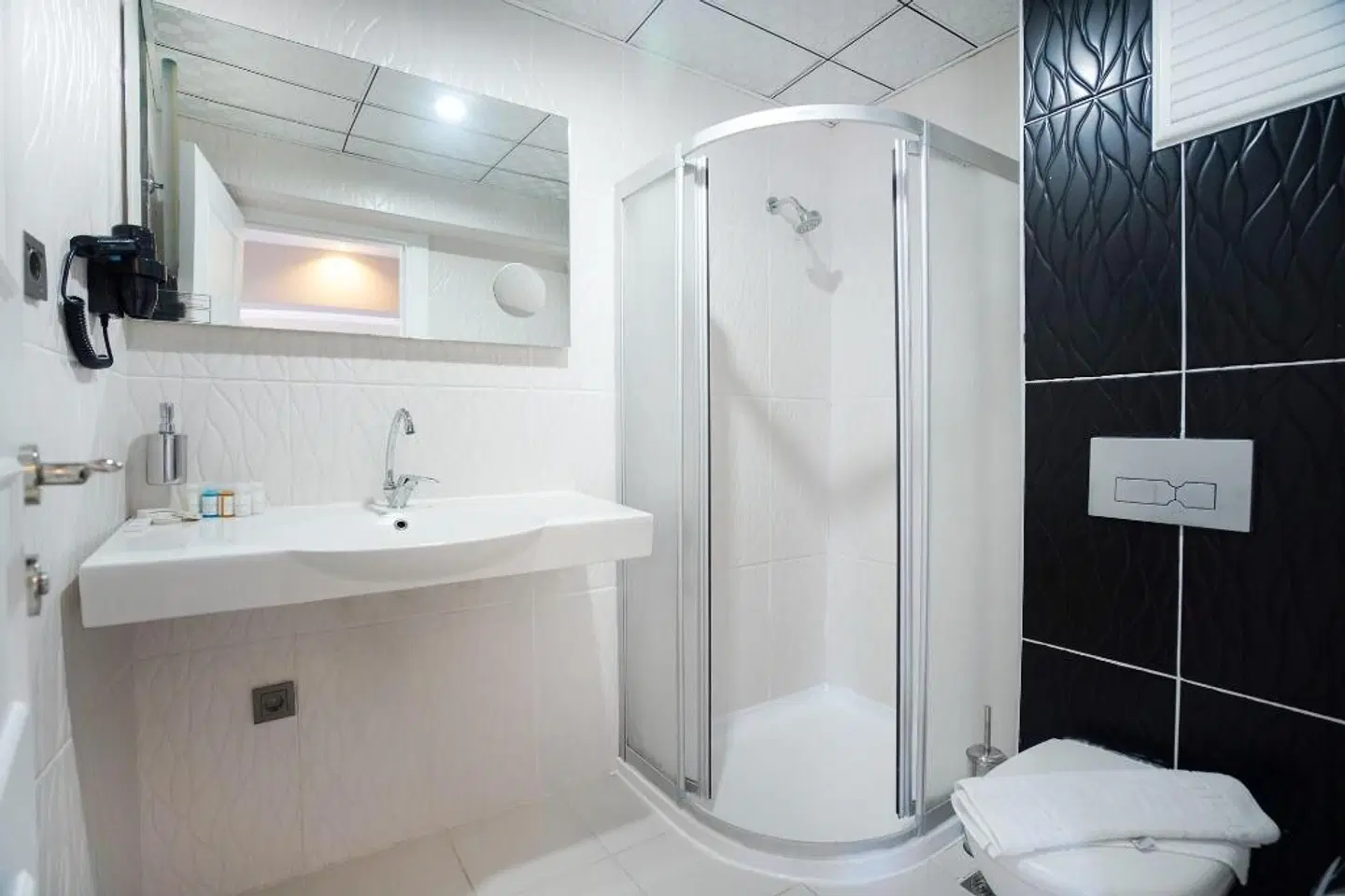 Aurasia Sea Side Hotel Badezimmer