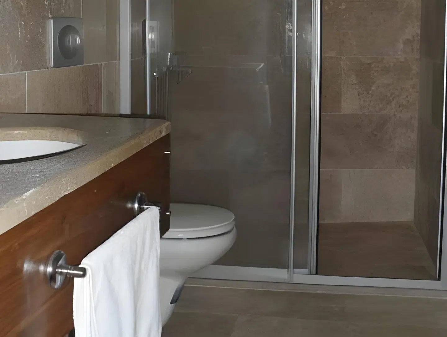 Jerveni Cave Hotel BATHROOM