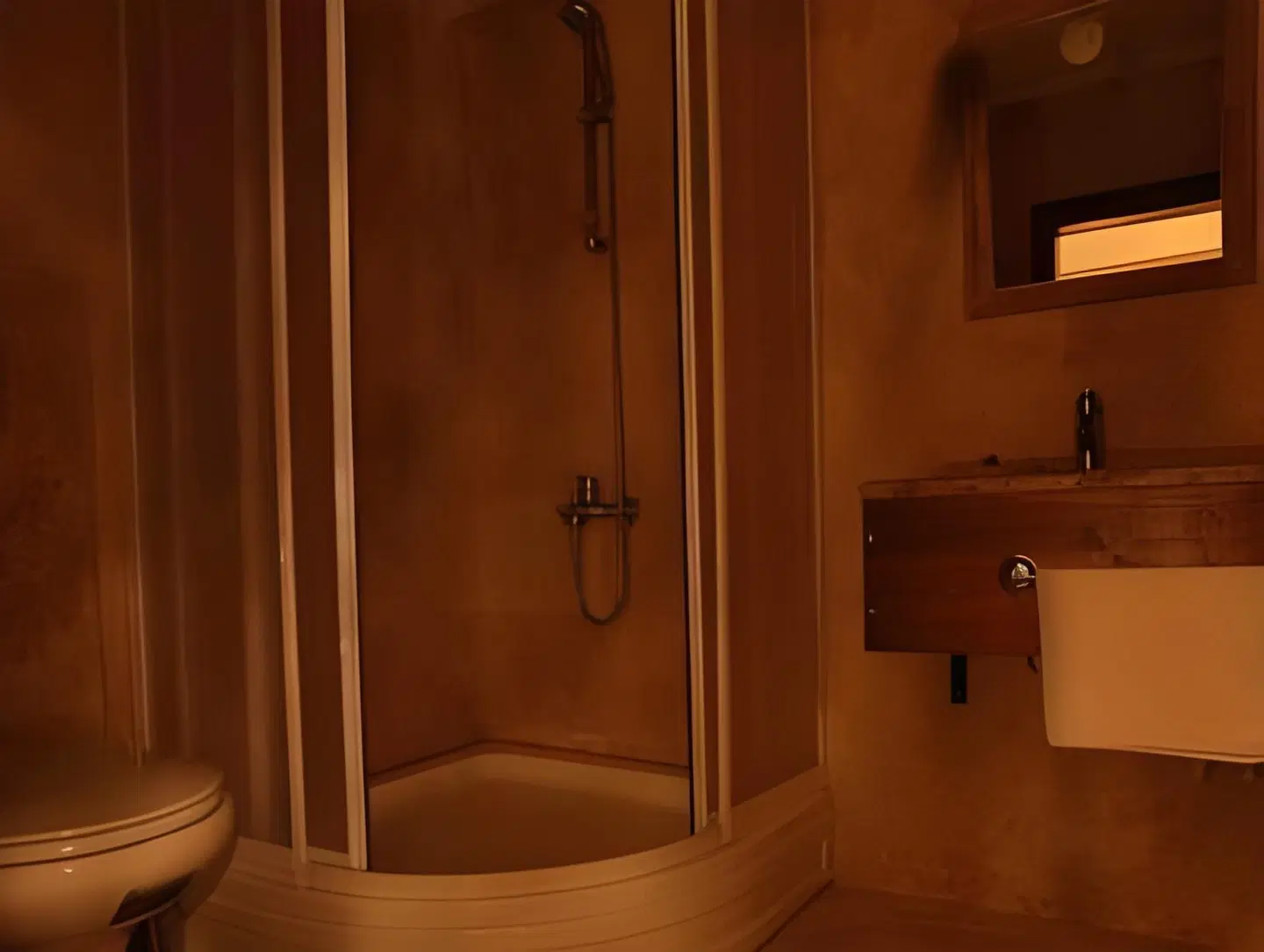 Jerveni Cave Hotel BATHROOM