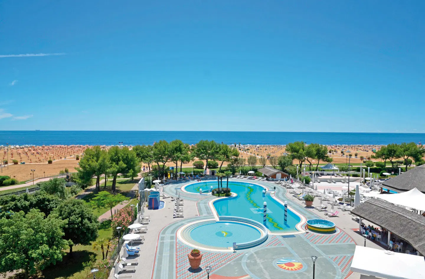 Aparthotel Holiday OUTDOOR_POOL