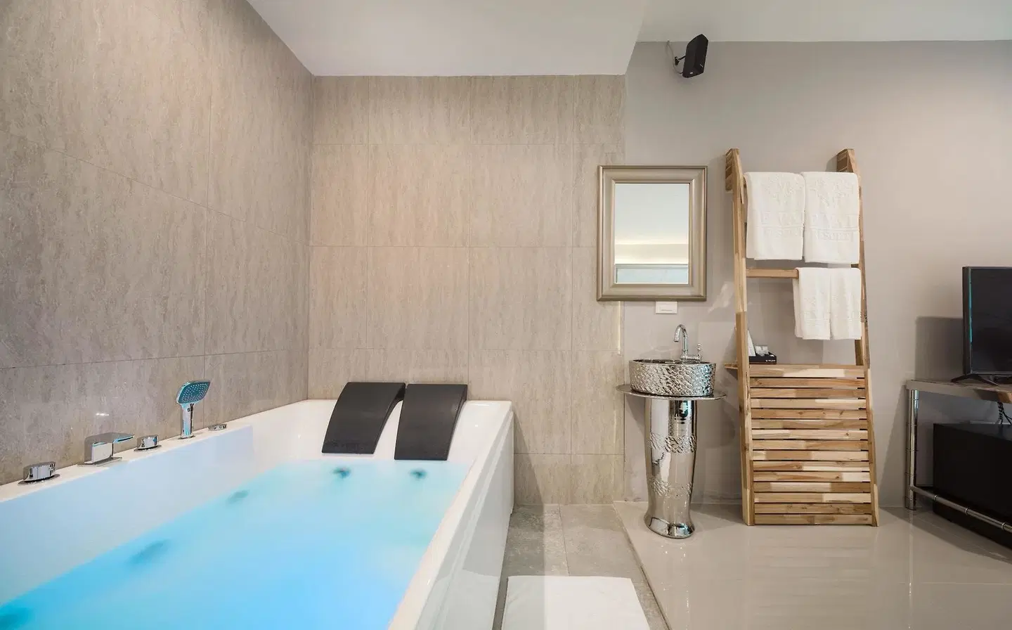 The Valen Resort BATHROOM