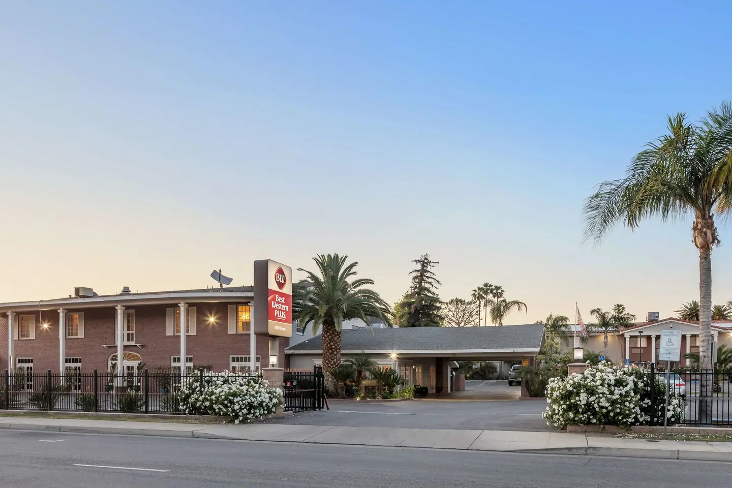 Best Western Plus Hill House EXTERIOR