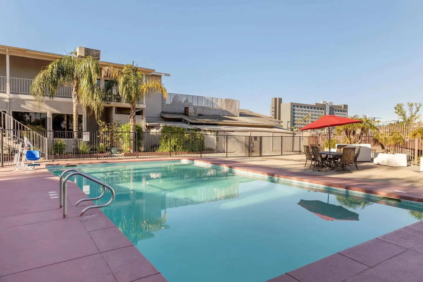 Best Western Plus Hill House OUTDOOR_POOL