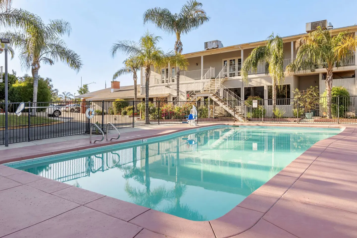 Best Western Plus Hill House OUTDOOR_POOL