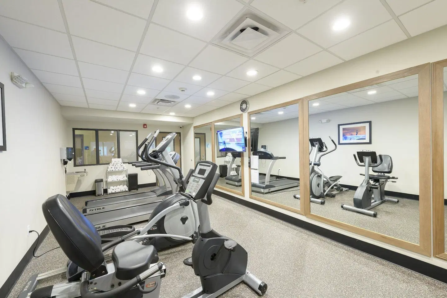 Holiday Inn Express & Suites Jamestown by IHG SPORTS_AND_LEISURE