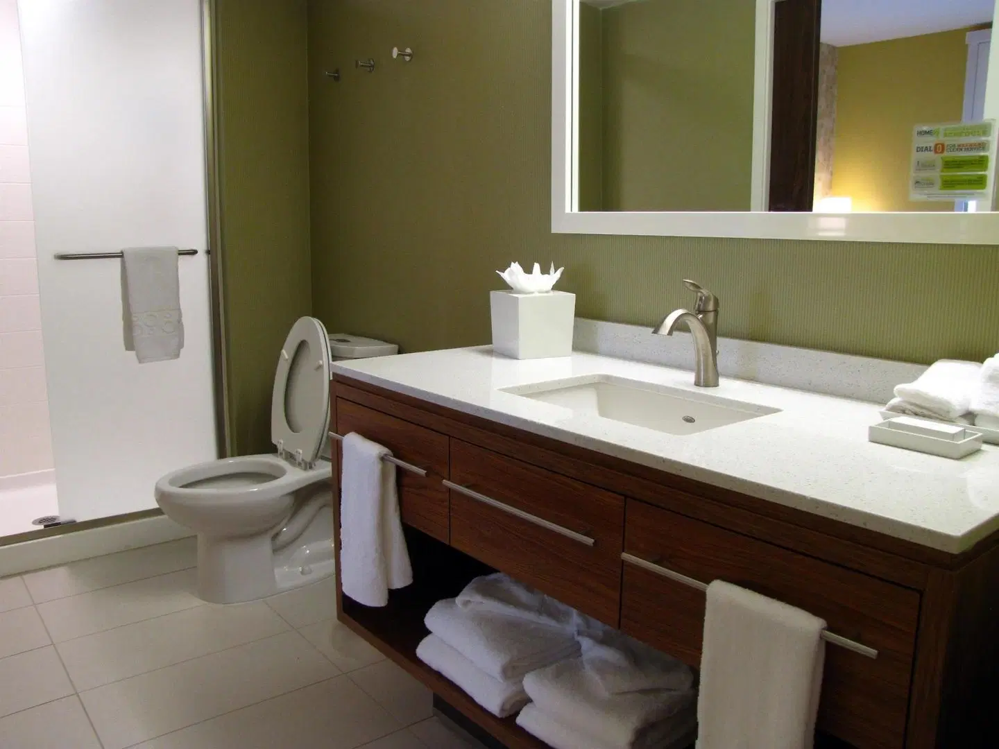 Home2 Suites by Hilton Cleveland Beachwood Badezimmer
