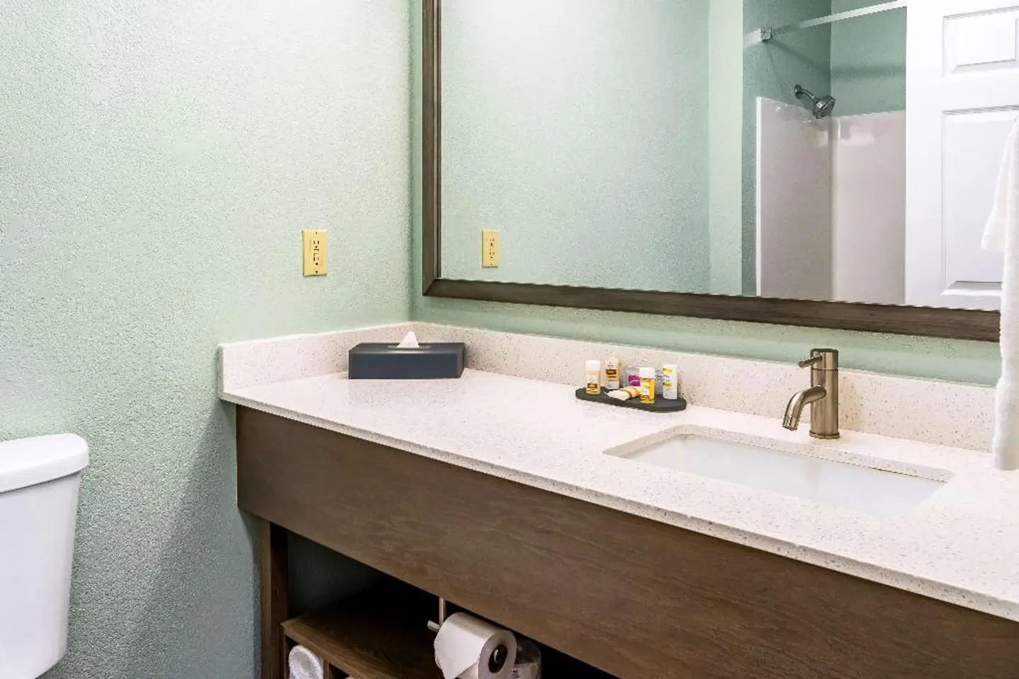 La Quinta Inn & Suites by Wyndham Newport Badezimmer