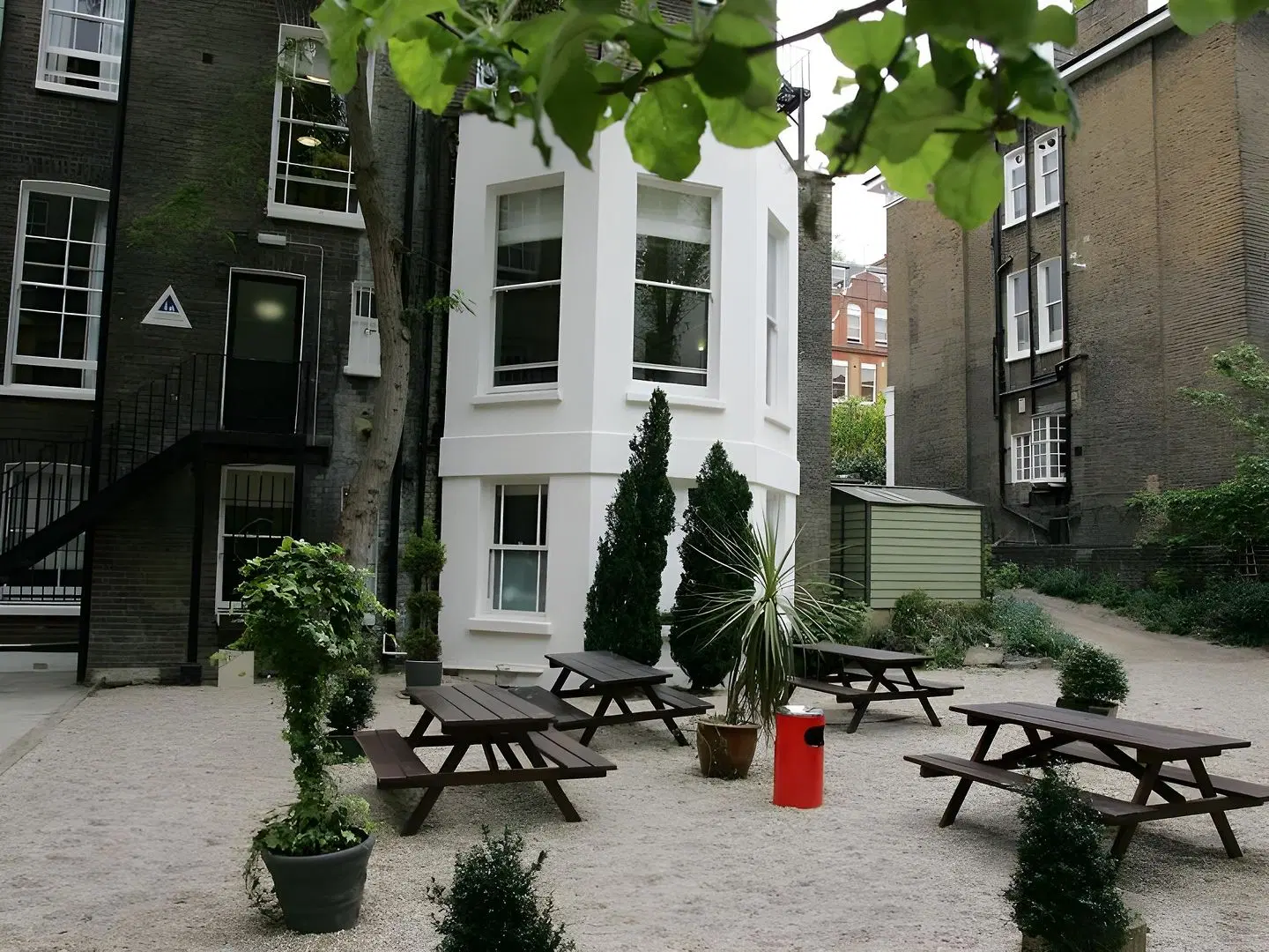 YHA London Earl's Court EXTERIOR