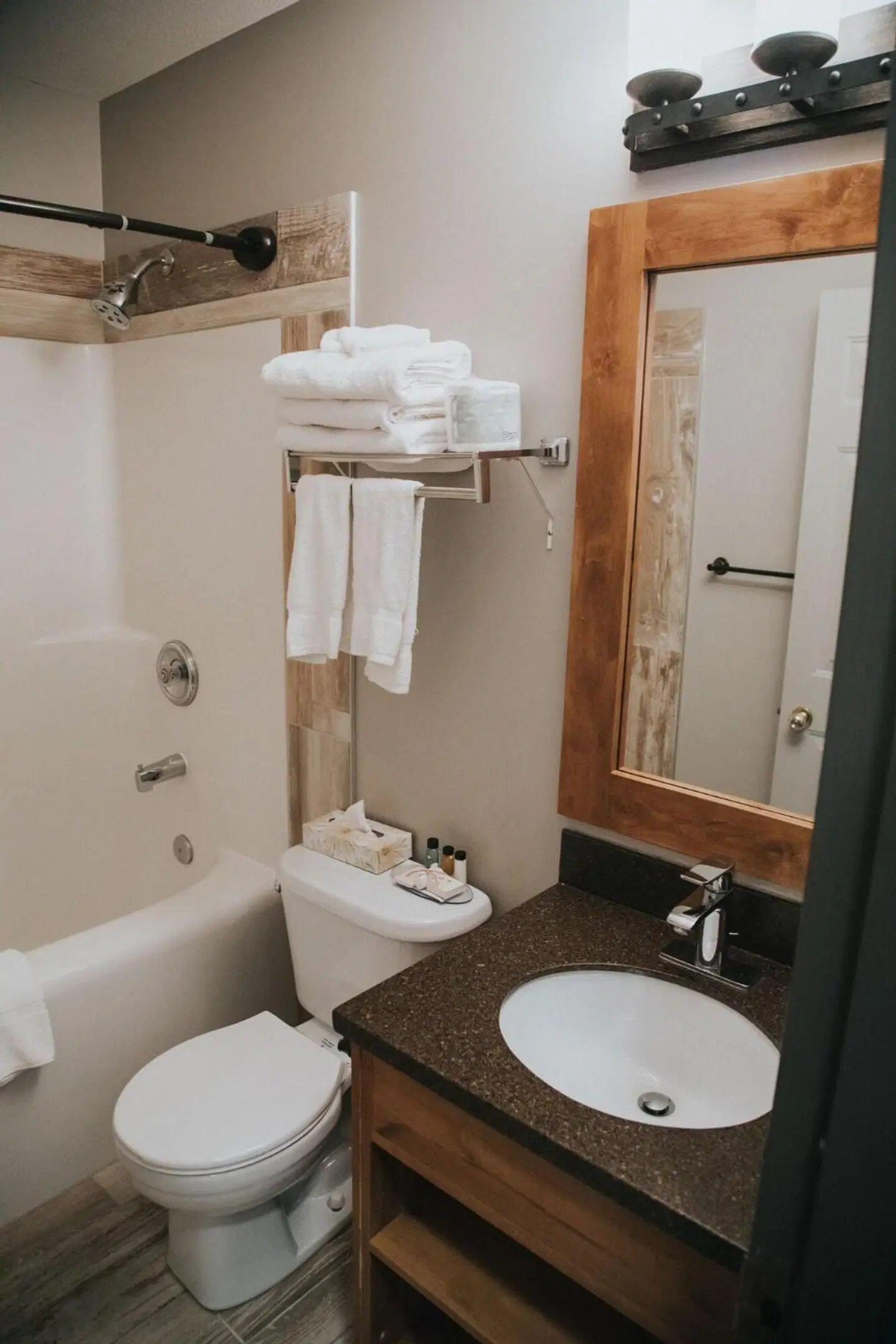 Canmore Rocky Mountain Inn Badezimmer