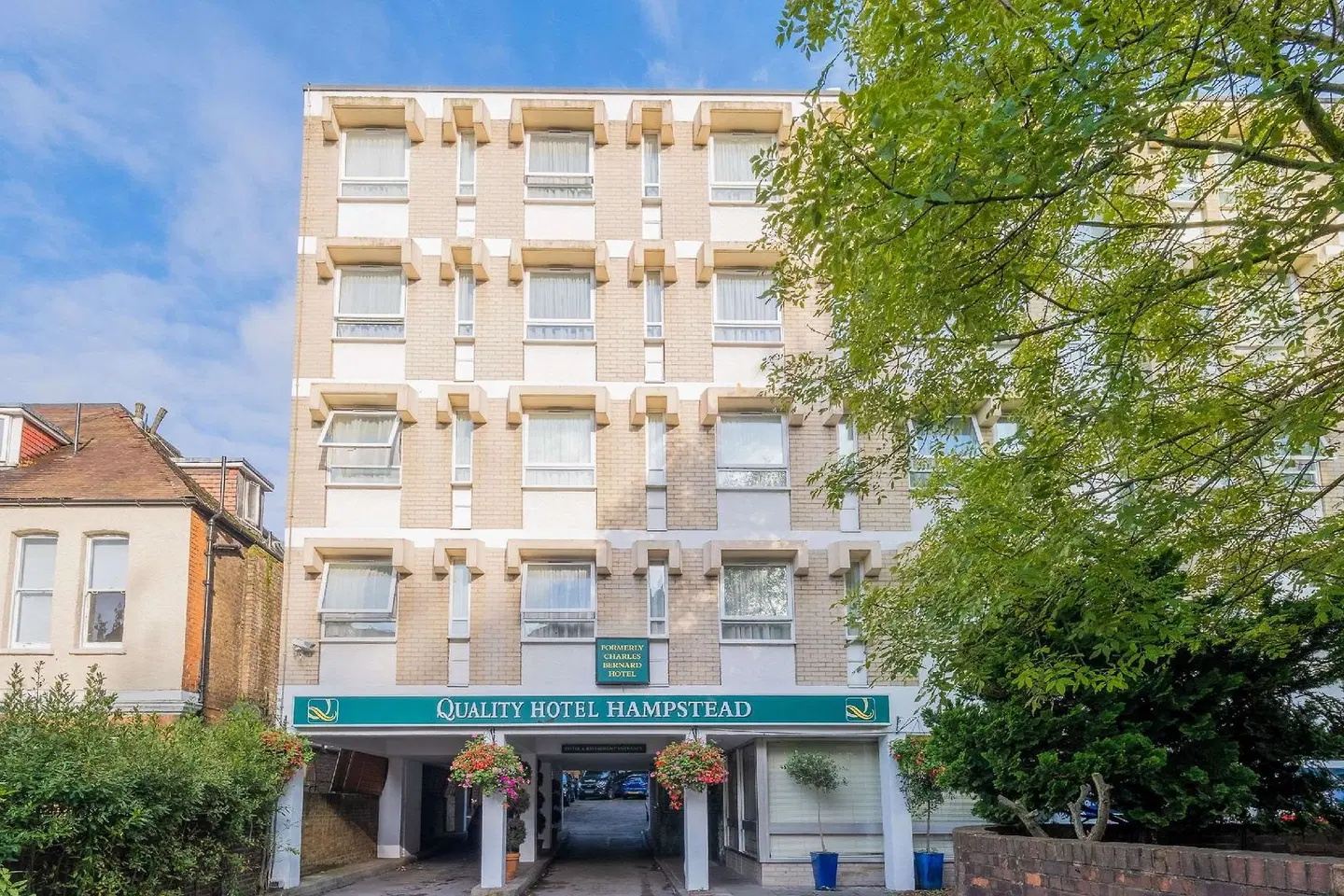 Quality Hotel Hampstead EXTERIOR