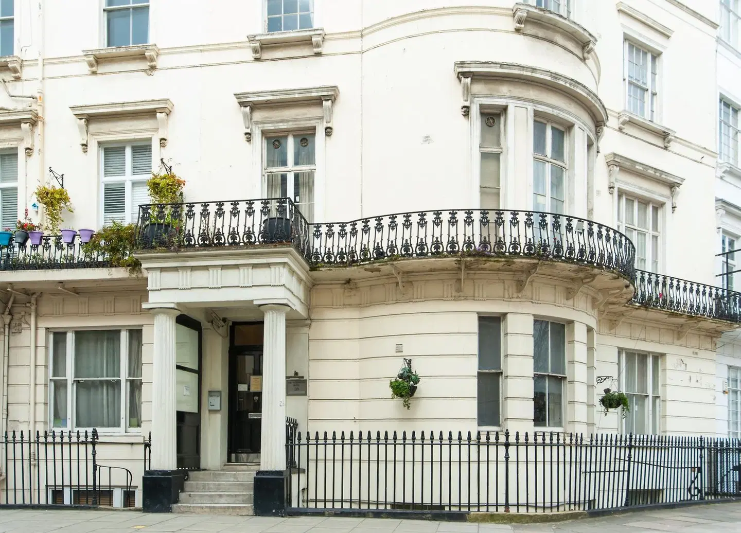 The Crescent Hyde Park EXTERIOR
