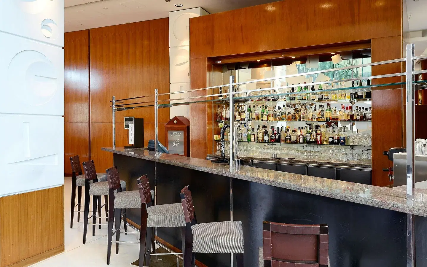 Canary Riverside Plaza Hotel Bar