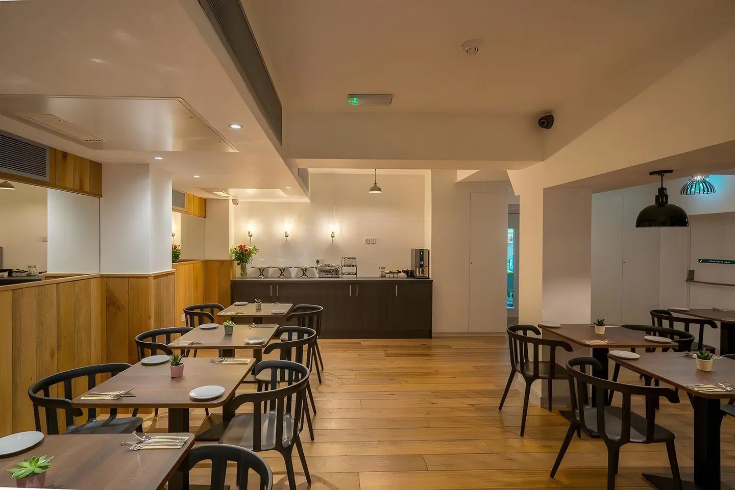 Pelican London Hotel and Residence Bar